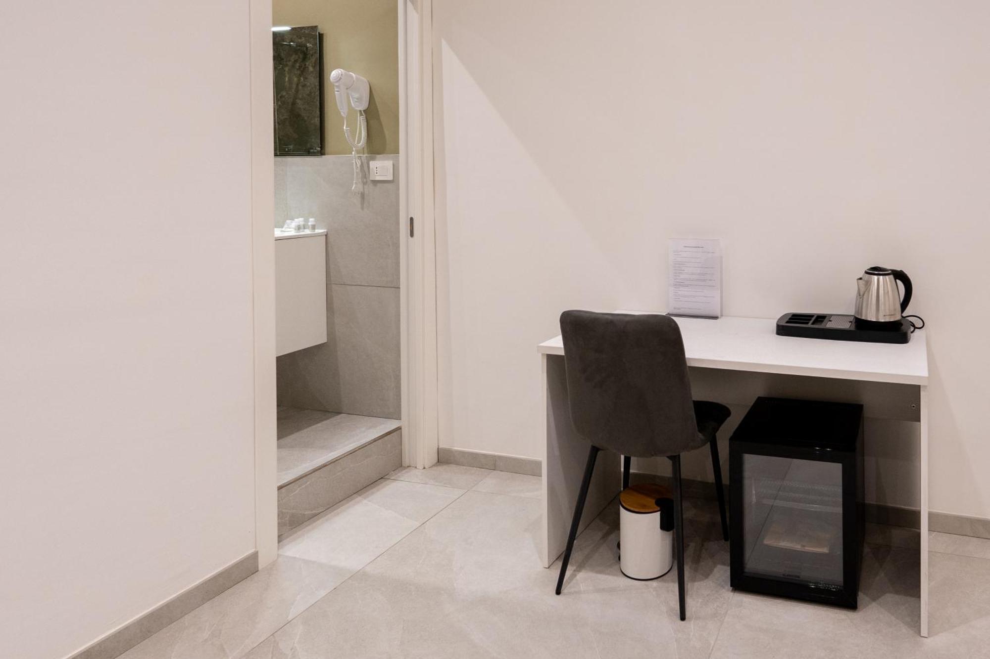 Suites Gaudioso Napoli Center ภายนอก รูปภาพ