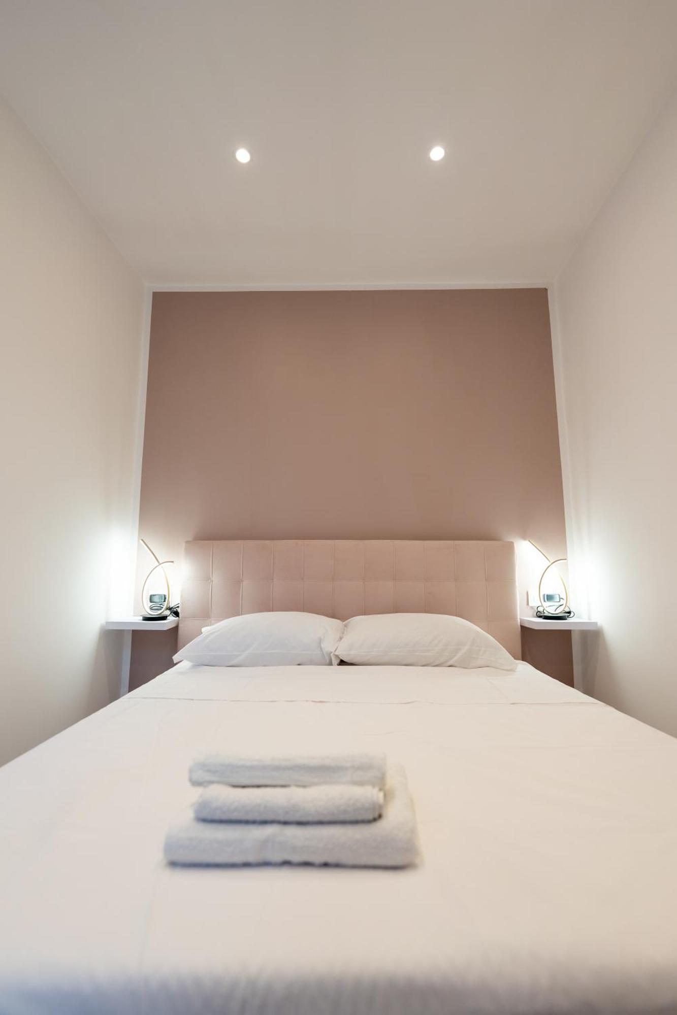 Suites Gaudioso Napoli Center ภายนอก รูปภาพ