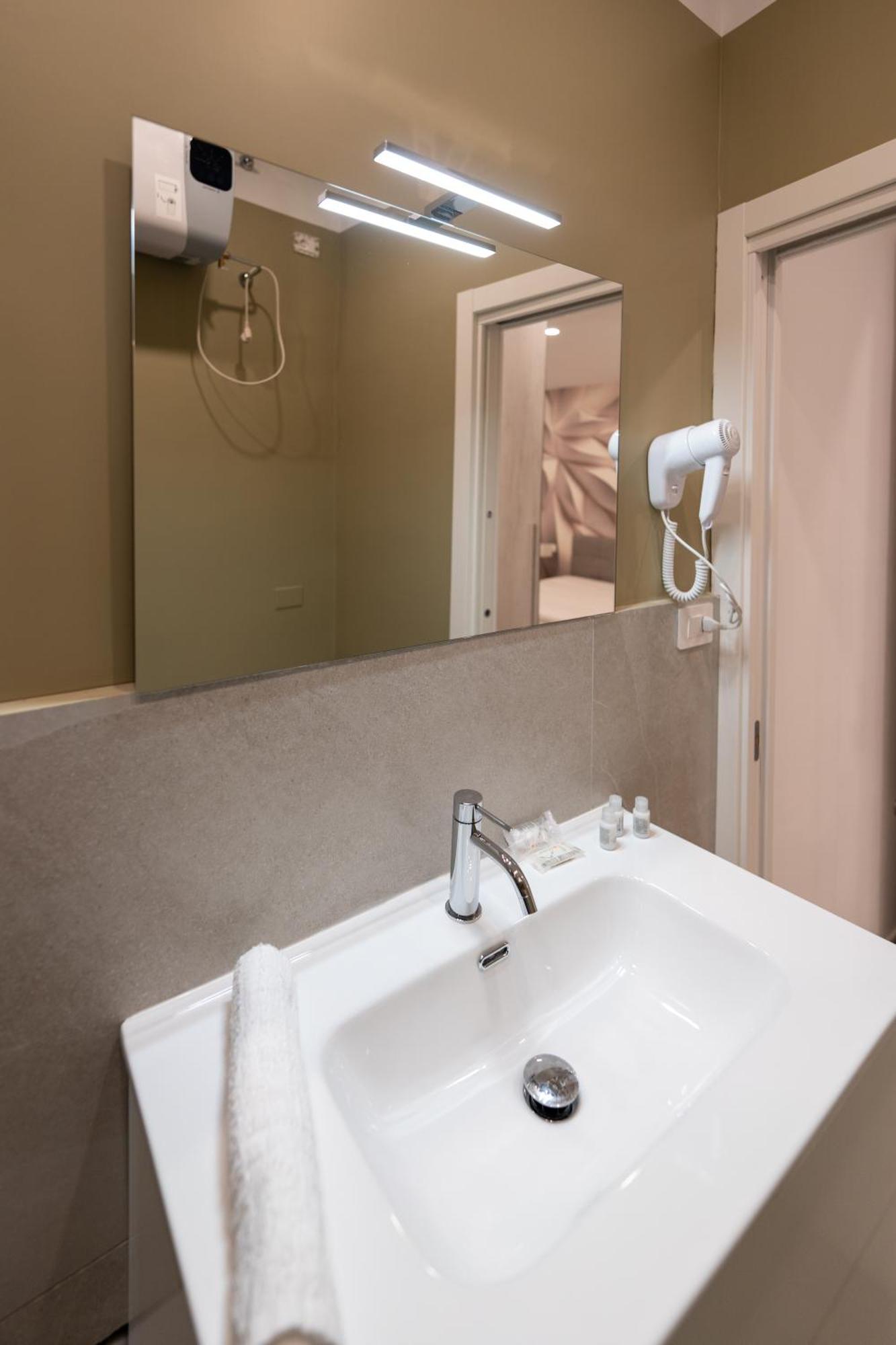 Suites Gaudioso Napoli Center ภายนอก รูปภาพ