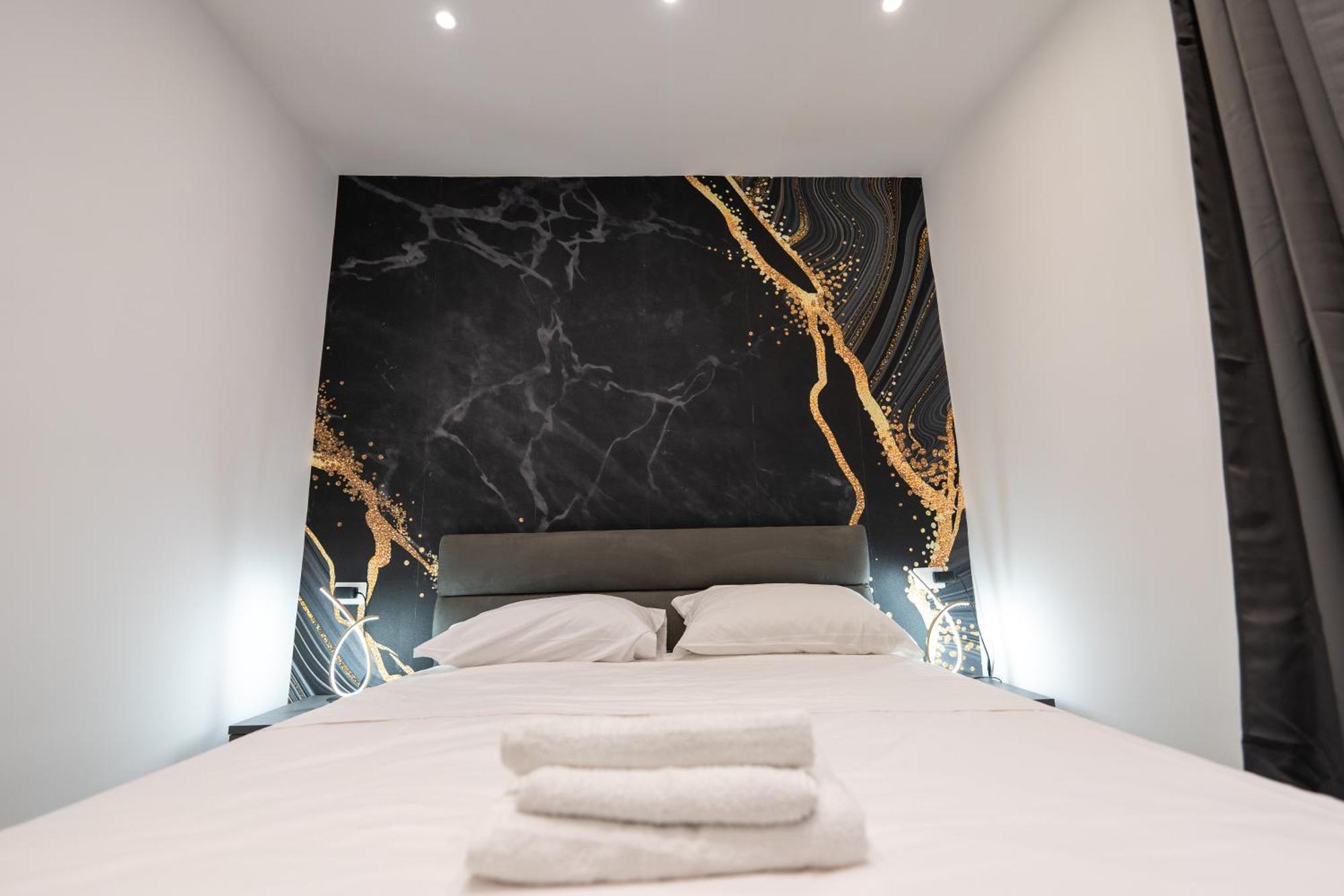 Suites Gaudioso Napoli Center ภายนอก รูปภาพ