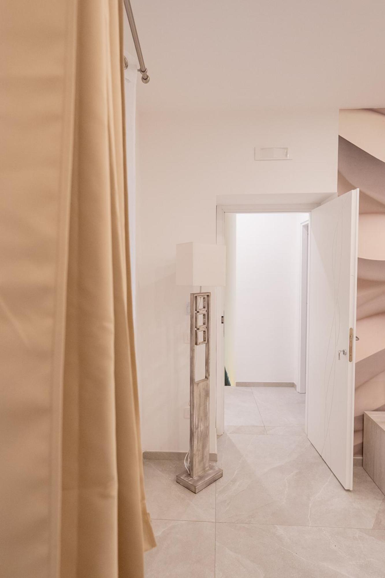 Suites Gaudioso Napoli Center ภายนอก รูปภาพ