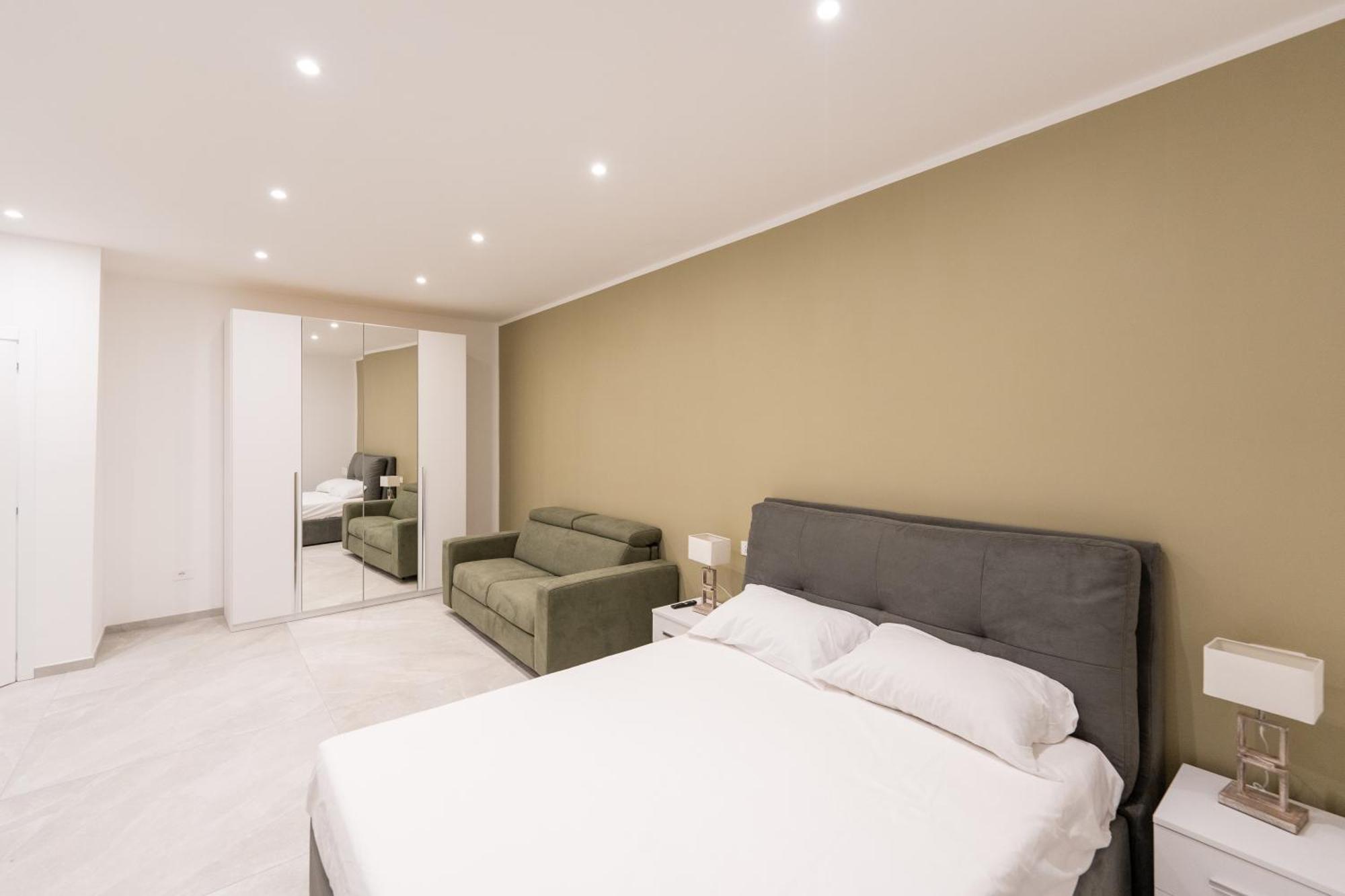 Suites Gaudioso Napoli Center ภายนอก รูปภาพ