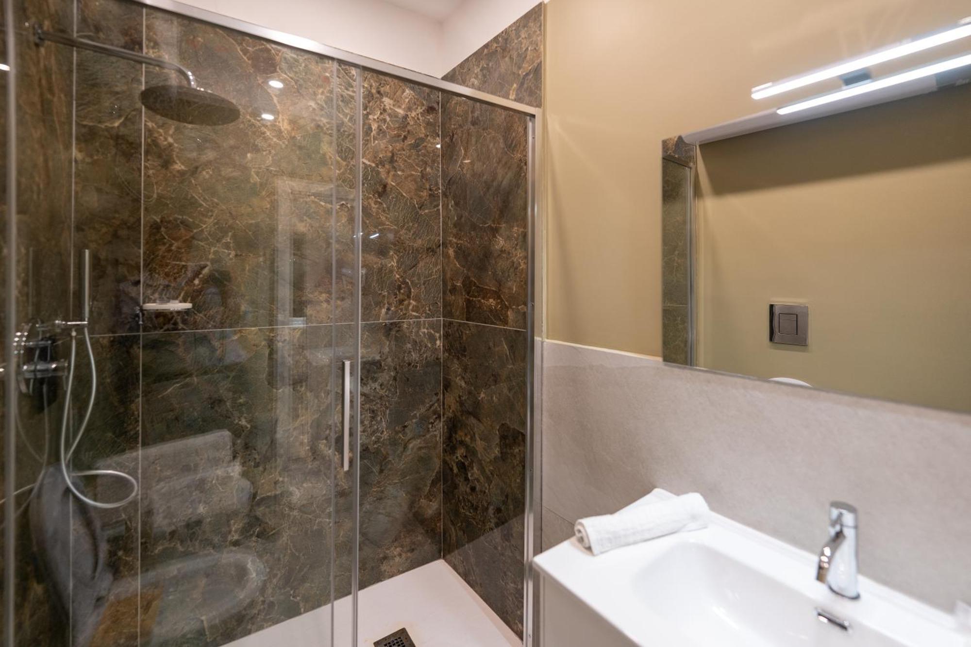 Suites Gaudioso Napoli Center ภายนอก รูปภาพ